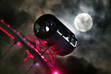 BULAN TERANG: Bulan penuh menghiasi langit malam pada 3 Julai lalu.
