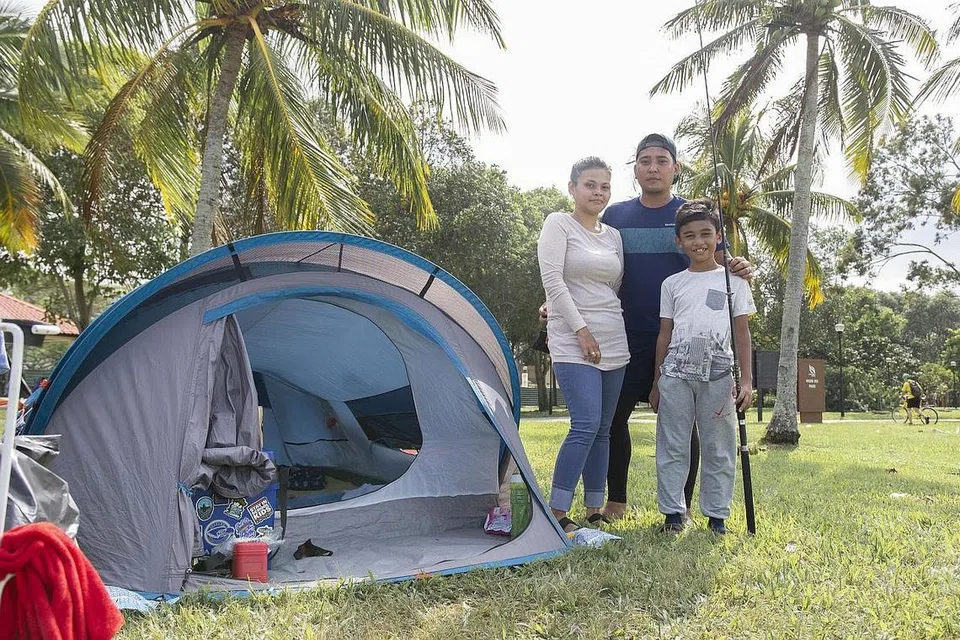 SUDAH BOLEH BERKHEMAH: Encik Mazlan Omar bersama isteri beliau, Cik Nooridah Abd. Lah, 33 tahun, dan tiga anaknya dilihat sedang berkhemah di Pasir Ris Park semalam. - Foto BH oleh HARITH MUSTAFFA