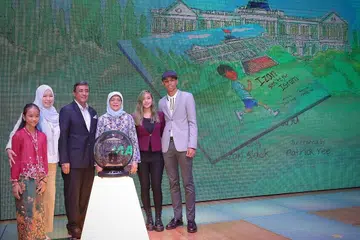 KONGSI DETIK MANIS BERSAMA KELUARGA: Penulis, Encik Izan Sidek (tiga dari kiri) dan isterinya Cik Suzanah Ohorella Yusope (dua dari kiri), bergambar bersama Presiden Halimah Yacob (empat dari kiri) semasa majlis pelancaran buku 'Izan goes to the Istana' semalam. Bersama mereka ialah anak-anak mereka (dari kiri) Syaizta Ohorella, Cik Shaqila dan Encik Izz Haziq - Foto BM oleh GAVIN FOO