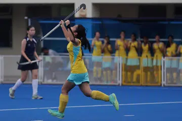 WIRAWATI PASUKAN: Sugawara Naomi Anne menjadi wirawati pasukannya apabila beliau menjaringkan gol tunggal saat akhir yang membolehkan Sekolah Perempuan Crescent mengalahkan Sekolah Perempuan CHIJ St Nicholas. 