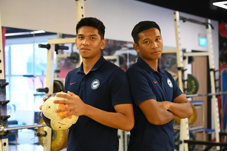 Pasangan adik beradik, Aizil Yazid (kiri) dan Aqil Yazid, merupakan antara pemain skuad bawah 22 tahun yang melalui kempen mengecewekan di Sukan SEA 2023. Mereka ingin melupakannya dan membimbing pemain muda untuk beraksi dengan lebih baik di temasya 2025. 