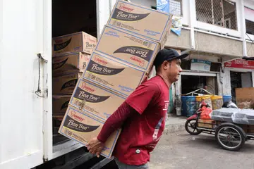 Pekerja memunggah dan mengangkut barangan makanan untuk dijual di pasar borong di Banda Aceh, Indonesia, pada 11 Ogos 2026. Rumah Putih menuduh Indonesia antara lebih 40 negara yang menjadi laluan pemindahan barangan China bagi mengelak tarif tinggi Amerika Syarikat, dengan Jakarta diletakkan dalam kategori “Tier 2” bersama Malaysia dan Vietnam dalam laporan The Great Transshipment Scam.