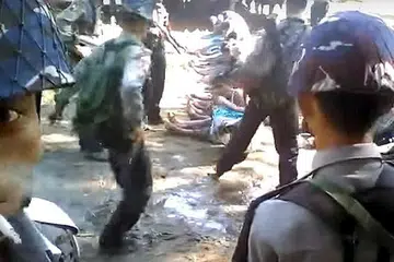 VIDEO TERSEBAR: Dipercayai pegawai polis Myanmar telah memukul orang Rohingya dalam video ini. - Foto YOUTUBE