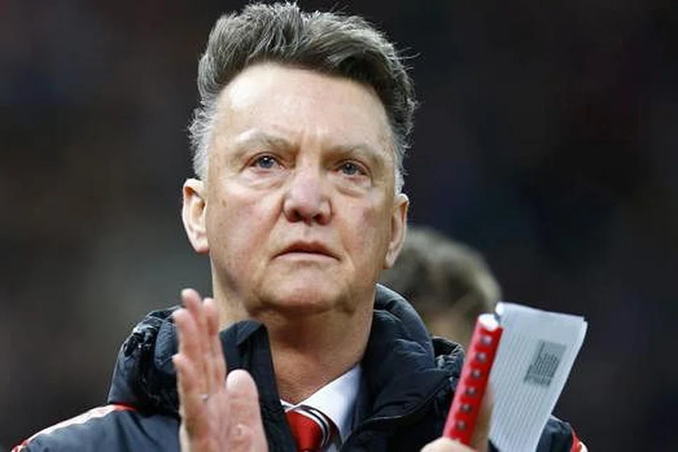 VAN GAAL: Jurulatih Manchester United ini dijangka mengekalkan bentuk permainan 3-5-2 - corak permainan yang membawa kemenangan kepada pasukan itu dalam perlawanan Liga Perdana England dengan Queens Park Rangers Sabtu lalu. - Foto REUTERS