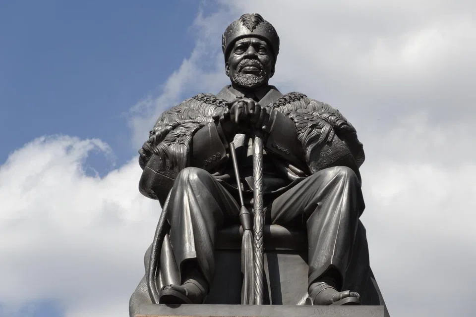 PATUNG JOMO KENYATTA DI PUSAT BANDAR NAIROBI, KENYA