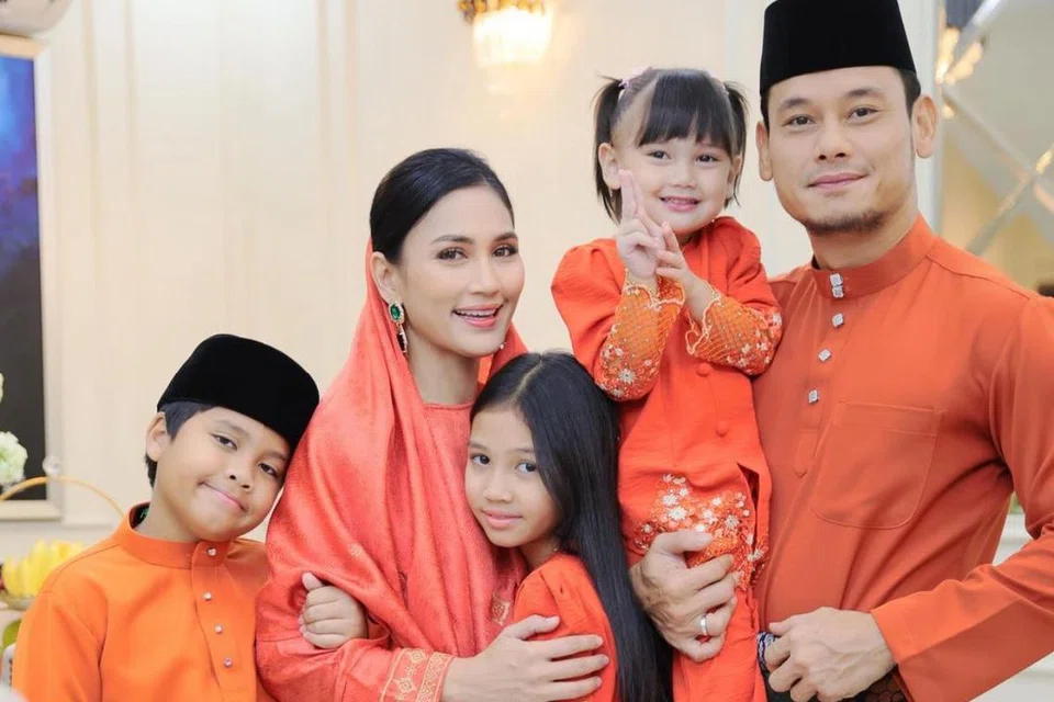 Fasha Sandha (dua dari kiri) dan Aidil Aziz (kanan) memilih jingga sebagai warna busana Raya mereka sekeluarga. Anak-anak, Putra Rayfal (kiri), Putri Rasyha Jemyma (tiga dari kiri) dan Aisha Amaira juga kelihatan gembira menyambut Lebaran.