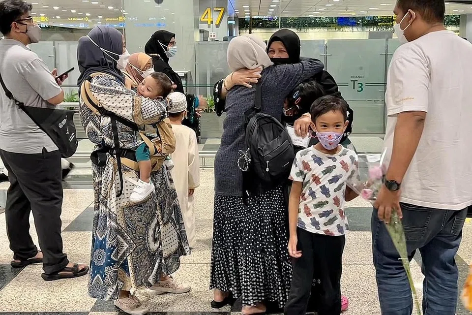 LEPASKAN RINDU: Kerinduan dirasa apabila jemaah dapat berpelukan dengan anggota keluarga tersayang sebaik pulang dari Makkah. 