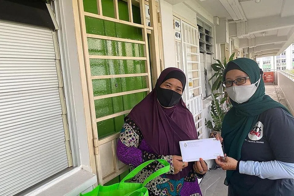TAWAR BANTUAN: Cik Susanty (kanan), bekas penagih dadah, menjadi relawan bersama Kumpulan Sokongan Pemulihan (RSG) dengan membantu orang memerlukan. - Foto ihsan SUSANTY YAAKOP