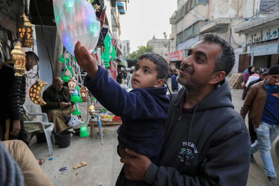 Warga Palestin tetap membeli lampu hiasan dan tanglung di Deir al-Balah di tengah Gaza, di tengah-tengah pertempuran berterusan antara Israel dengan Hamas. Ini menunjukkan walaupun mereka terperangkap dalam pertempuran, namun, mereka tetap bersemangat menyambut ketibaan bulan mulai.