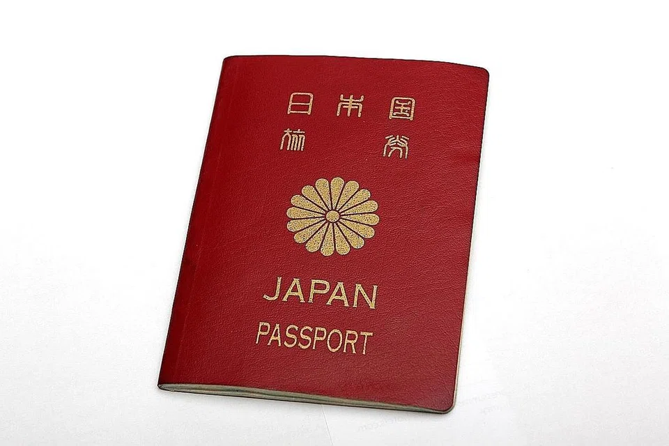 DIIKTIRAF: Pasport Singapura kini berada di tangga kedua setelah kedudukannya diambil alih oleh pasport Jepun (gambar atas) sebagai pasport paling 'berkuasa' di dunia. - Foto fail