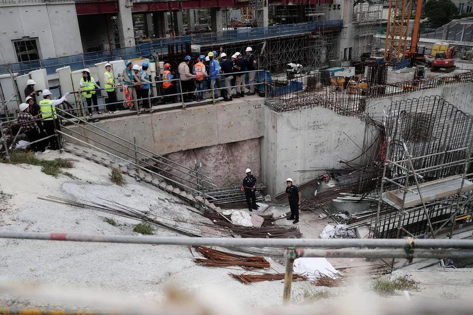 BENGKOK: Kren menara dengan jibnya yang bengkok selepas kemalangan di tapak binaan Novena pada tahun lalu, yang mengakibatkan seorang pekerja maut dan seorang cedera. - Foto MOM