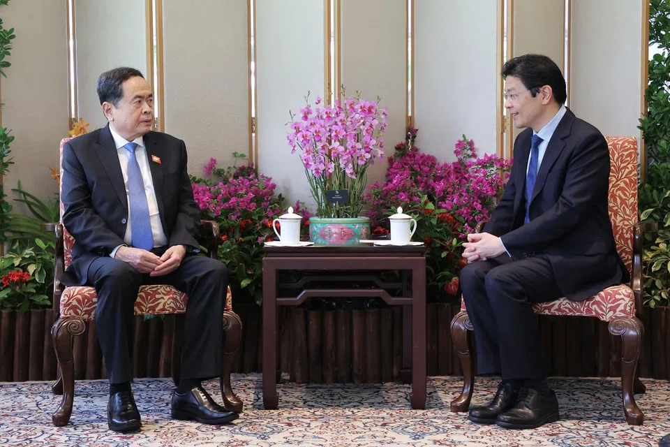 Perdana Menteri merangkap Menteri Kewangan, Encik Lawrence Wong (kanan), dan Presiden Perhimpunan Kebangsaan Sosialis Republik Vietnam, Encik Tran Thanh Man, berbincang soal memperdalam kerjasama kedua-dua negara dalam bidang seperti ekonomi hijau dan digital, termasuk tenaga boleh diperbaharui dan kredit karbon.