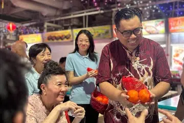 AP Encik Fadli Fawzi (kanan) berjumpa penduduk di pasar di Blok 511 Kaki Bukit dan mengagihkan limau sempena sambutan ‘Chap Gor’, iaitu hari ke-15 Tahun Baru Cina.