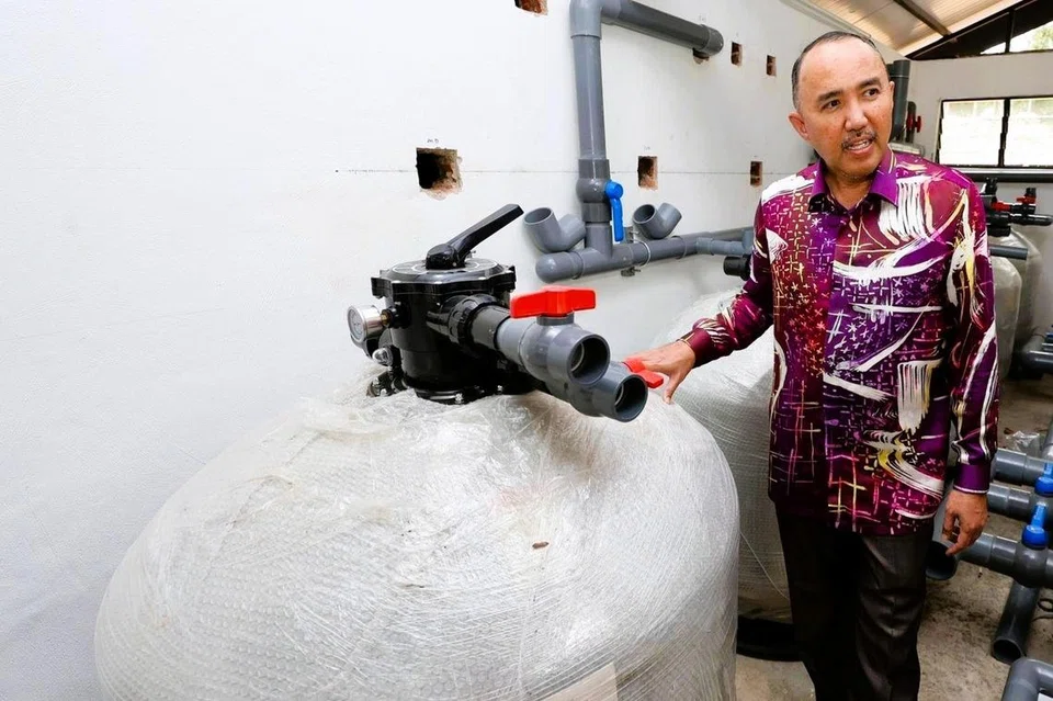 Pengerusi Jawatankuasa Perumahan dan Kerajaan Tempatan Johor, Datuk Mohd Jafni Md Shukor memeriksa penapis air ketika mengadakan lawatan kerja ke Hutan Bandar Johor Bahru,