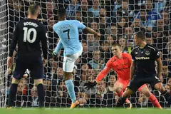 REMBATAN GOL: Pemain penyerang City, Raheem Sterling (jersi nombor 7), melepaskan rembatan kencang bagi gol penyamaan pasukannya semasa seri 1-1 dengan Everton. - Foto AFP