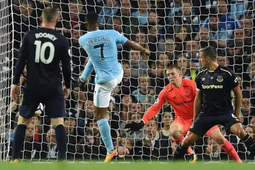REMBATAN GOL: Pemain penyerang City, Raheem Sterling (jersi nombor 7), melepaskan rembatan kencang bagi gol penyamaan pasukannya semasa seri 1-1 dengan Everton. - Foto AFP
