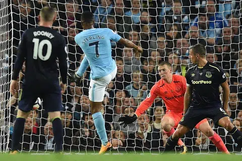 REMBATAN GOL: Pemain penyerang City, Raheem Sterling (jersi nombor 7), melepaskan rembatan kencang bagi gol penyamaan pasukannya semasa seri 1-1 dengan Everton. - Foto AFP