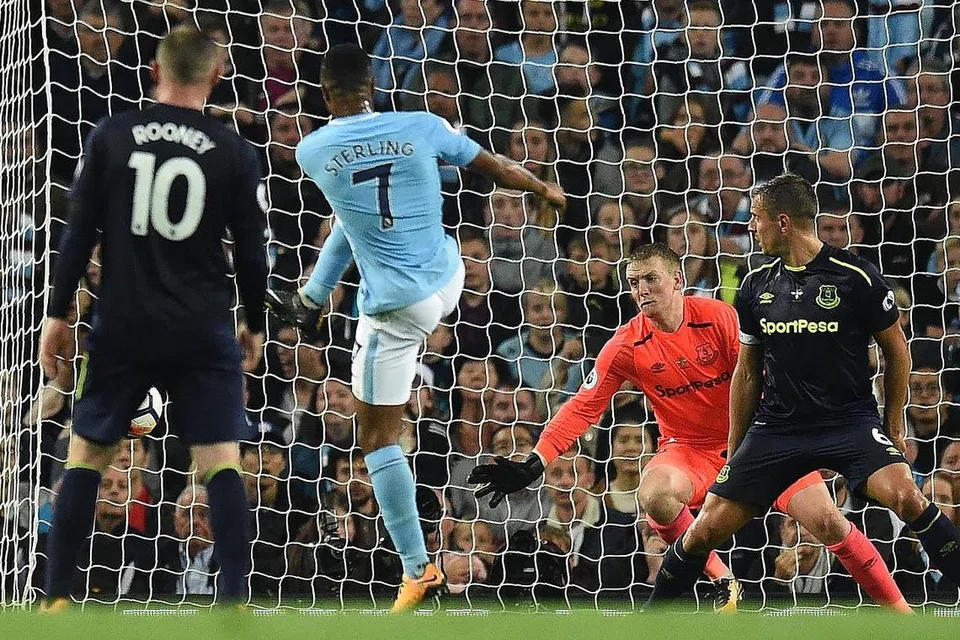 REMBATAN GOL: Pemain penyerang City, Raheem Sterling (jersi nombor 7), melepaskan rembatan kencang bagi gol penyamaan pasukannya semasa seri 1-1 dengan Everton. - Foto AFP