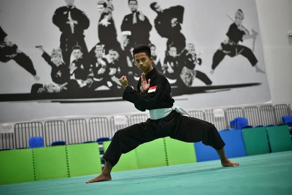 Muhammad Hazim Mohd Yusli mara ke final setelah berjaya mengalahkan pesaing Indonesia Hidayat 4-1. FOTO: ARIFFIN JAMAR