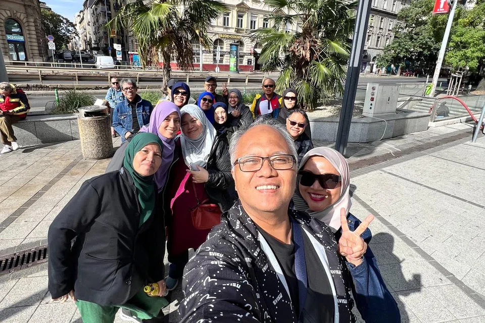 Rombongan pelancong Dreamcation Cruises and Tours ke Eropah bersama Ketua Pegawai Eksekutif, Encik Sujimy Mohamad (depan), pada 8 Oktober 2023.