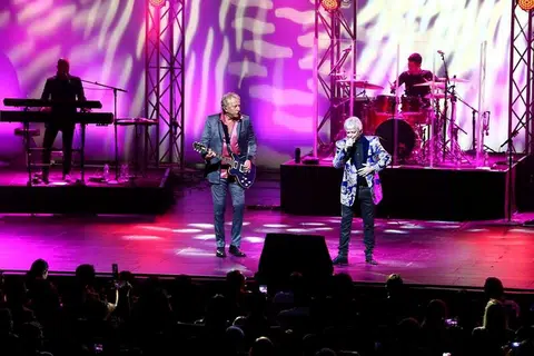 JANGAN PANDANG USIA: Graham Russell (kiri) dan Russell Hitchcock yang sudah 47 tahun lamanya menggerakkan Air Supply, kekal bermaya dan romantik ketika mendendangkan lagu-lagu cinta mereka. - Foto UNUSUAL ENTERTAINMENT