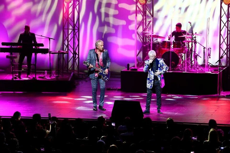 JANGAN PANDANG USIA: Graham Russell (kiri) dan Russell Hitchcock yang sudah 47 tahun lamanya menggerakkan Air Supply, kekal bermaya dan romantik ketika mendendangkan lagu-lagu cinta mereka. - Foto UNUSUAL ENTERTAINMENT