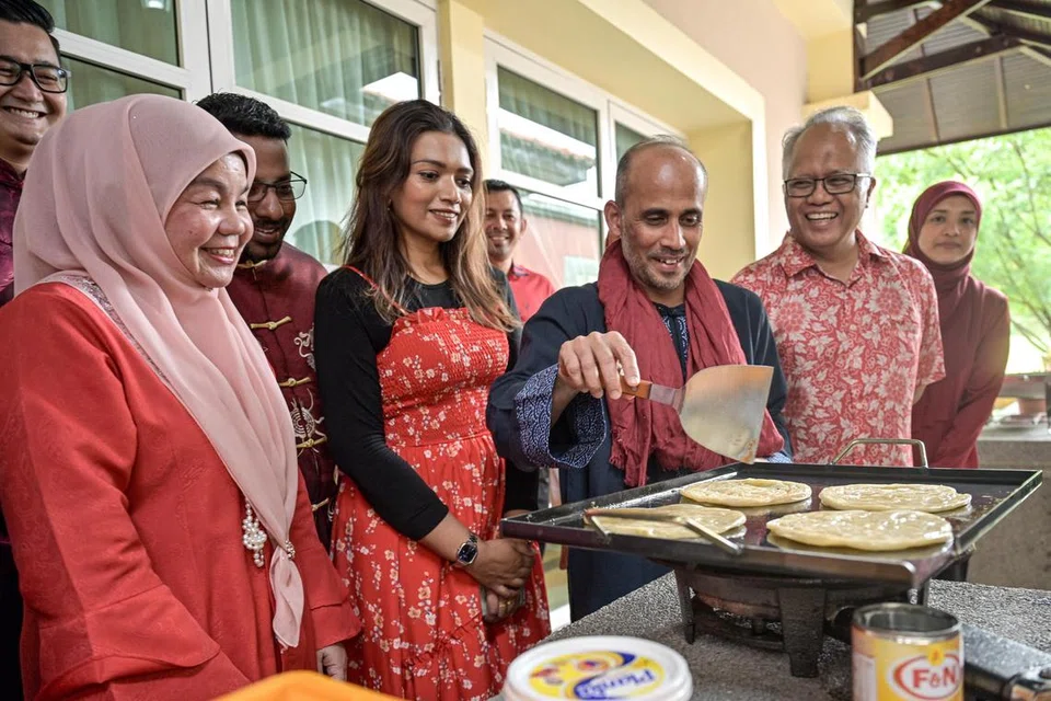 Pesuruhjaya Tinggi Malaysia, Datuk Dr Azfar Mohamad Mustafar (tiga dari kanan) sempat goreng roti canai resipi istimewa yang dibuat secara ‘live’ untuk dinikmati tetamu pada acara sambutan Tahun Baru Cina di Rumah Malaysia pada 17 Februari.