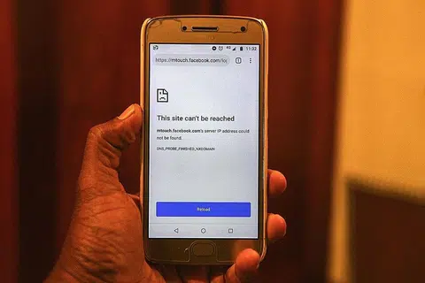 TIDAK BOLEH AKSES: Gambar menunjukkan pengguna tidak boleh melayari laman Facebook ekoran sekatan yang dilaksanakan pemerintah Sri Lanka ke atas seluruh negaranya baru-baru ini. Sri Lanka menyekat akses ke Facebook dan WhatsApp setelah satu pos mencetus rusuhan berbaur sentimen anti-Islam di beberapa bandar. Kesemua perkara itu berlaku ekoran serangan Hari Easter yang berlaku di negara itu. - Foto AFP