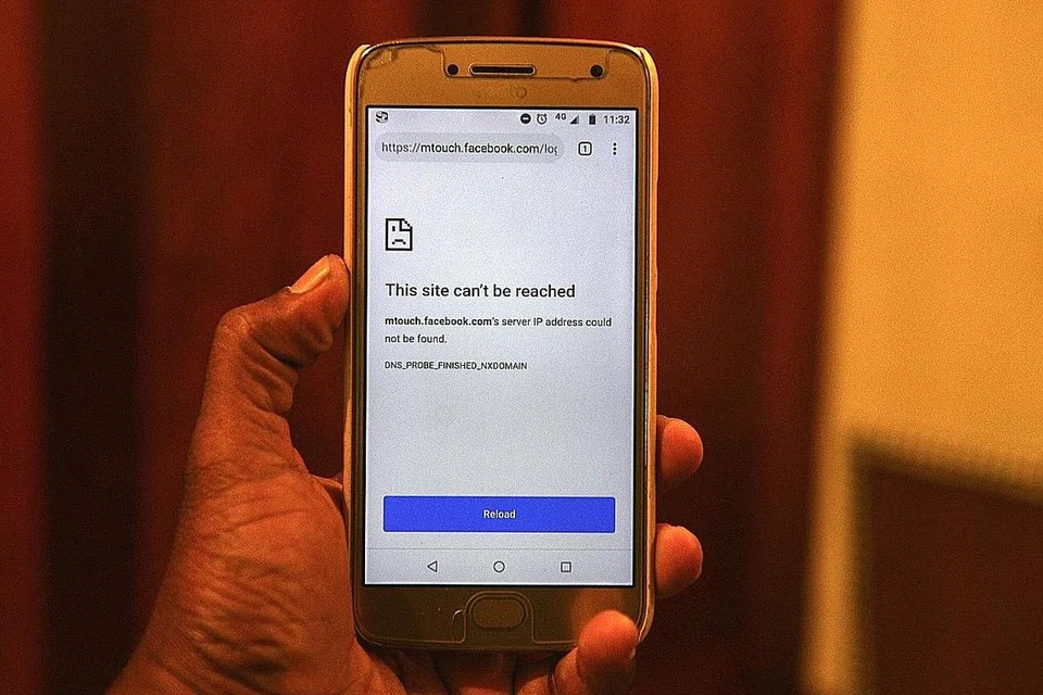 TIDAK BOLEH AKSES: Gambar menunjukkan pengguna tidak boleh melayari laman Facebook ekoran sekatan yang dilaksanakan pemerintah Sri Lanka ke atas seluruh negaranya baru-baru ini. Sri Lanka menyekat akses ke Facebook dan WhatsApp setelah satu pos mencetus rusuhan berbaur sentimen anti-Islam di beberapa bandar. Kesemua perkara itu berlaku ekoran serangan Hari Easter yang berlaku di negara itu. - Foto AFP