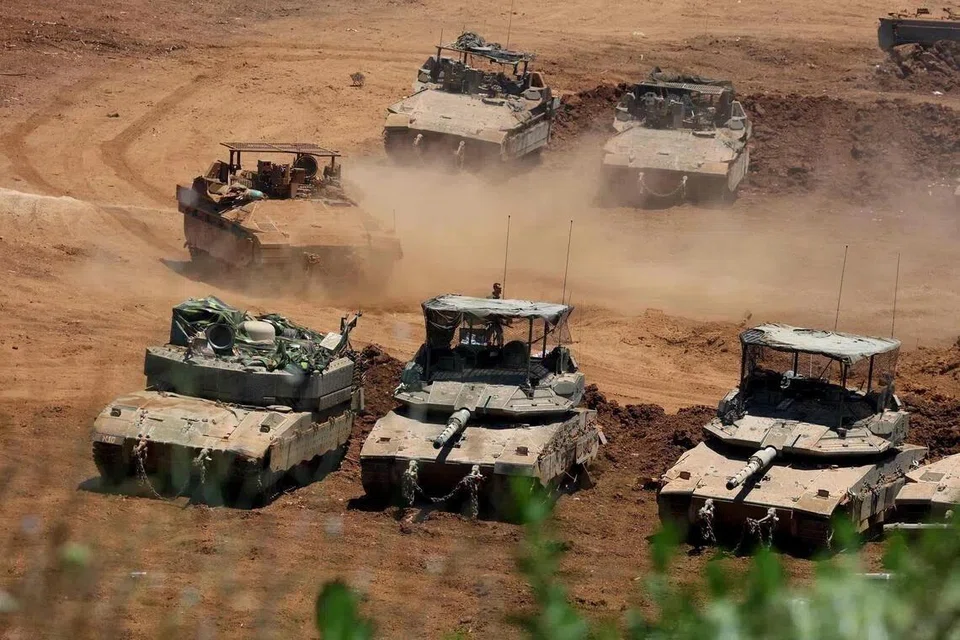 Kereta kebal dan kenderaan berperisai tentera Israel ditempatkan di selatan Lebanon ketika perjanjian rangka kerja yang dimeterai pada 26 Jun lalu membuka laluan kepada pengunduran berperingkat tentera Israel dari beberapa kawasan yang sebelum ini dikuasainya. Di bawah perjanjian itu, Tentera Lebanon dijadual mengambil alih kawalan di zon perintis selepas kawasan berkenaan disahkan bebas daripada kehadiran Hezbollah