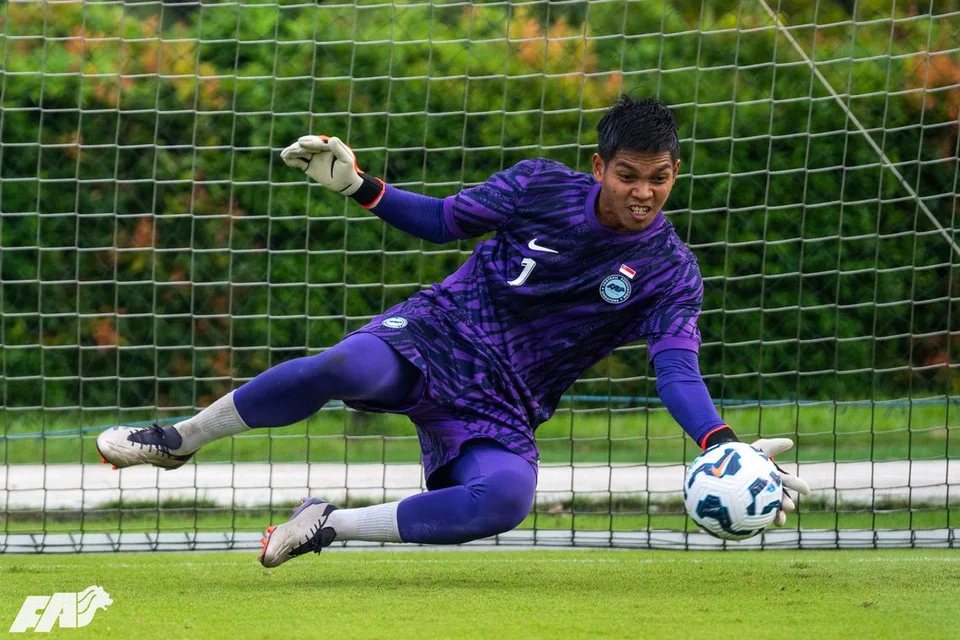 Penjaga gawang Singapura, Izwan Mahbud.