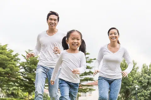 PUPUK SEJAK KECIL: Ibu bapa perlu memainkan peranan yang lebih aktif dalam kehidupan anak-anak mereka untuk membentuk masyarakat yang berwibawa dan memastikan kemajuan negara. - Foto ISTOCKPHOTO