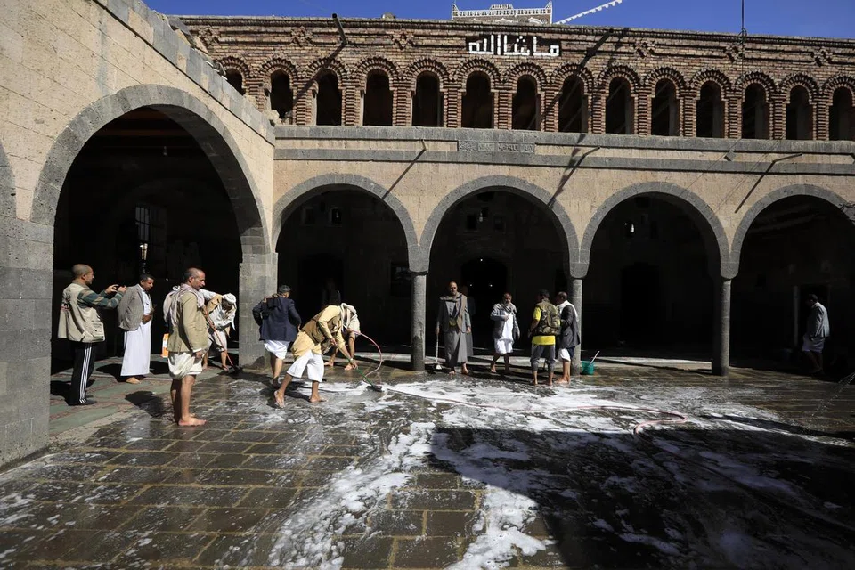 Warga Yaman membersihkan masjid di Sana’a sebagai persiapan untuk menyambut kedatangan ribuan jemaah semasa bulan Ramadan.