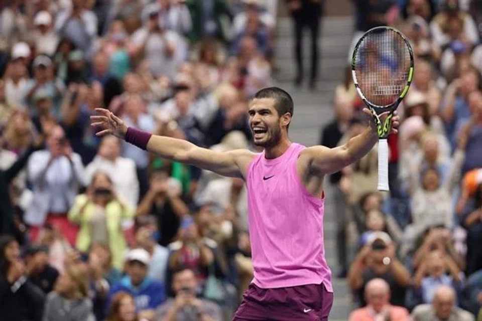 Carlos Alcaraz meraikan kemenangan selepas menewaskan Jannik Sinner dari Italy dalam perlawanan akhir perseorangan lelaki pada Terbuka Amerika 2025.