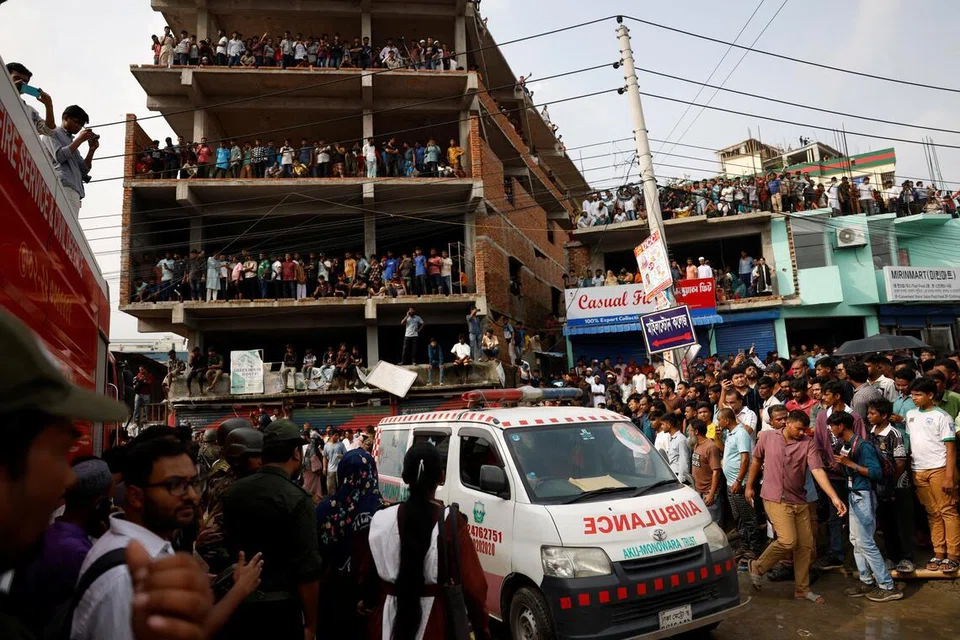 Sebuah ambulans melalui kawasan kejadian selepas sebuah pesawat latihan Tentera Udara terhempas ke dalam kampus Kolej Milestone, di Dhaka, Bangladesh, 21 Julai 2025. 