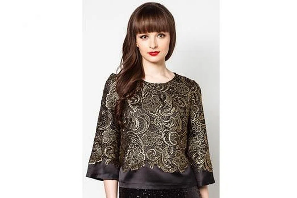 TARIK PERHATIAN: Baju 'Kimono' dengan hiasan les ini pula menyerlahkan lagi keanggunan si pemakai. - Foto-foto ZALORA SG 