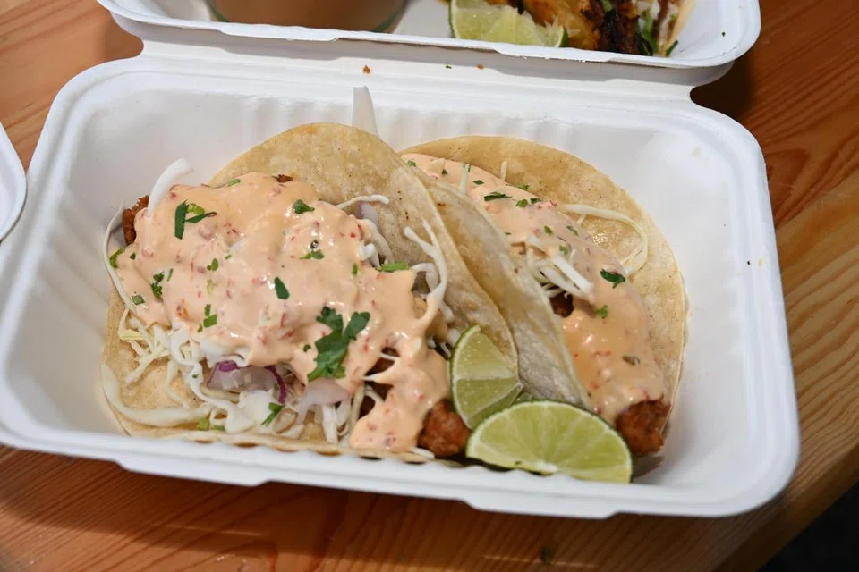 ‘Sambal Belacan Fish Tacos’ ($12), disalut dengan sambal belacan ‘crema’ yang pedas dan berkrim.