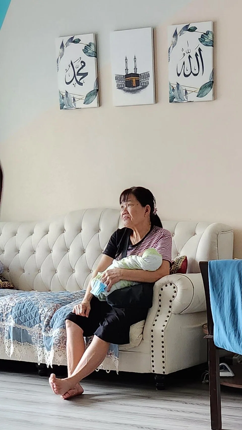 Penjaga ibu berpantang yang dikenali sebagai Cik Meoi, menguruskan bayi kepada Cik Zafirah Hamizah Zulkifli (tiada dalam gambar) di rumahnya.