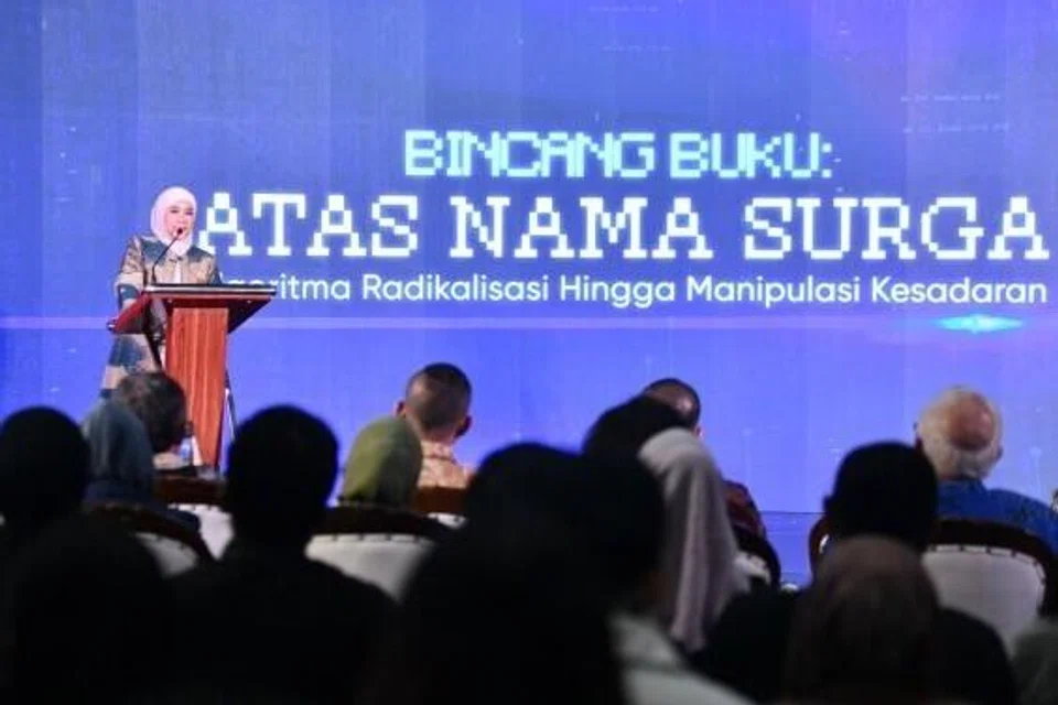 Menteri Komunikasi dan Digital Indonesia, Meutya Hafid, menyampaikan ucaptama pada forum awam dan pelancaran buku Atas Nama Surga: Algoritma Radikalisasi Hingga Manipulasi Kesadaran di Bangunan Kompas, Jakarta, pada 29 Julai 2026. Dalam ucapannya, beliau memberi amaran bahawa kumpulan radikal kini semakin menggunakan bantuan kebajikan dan platform digital untuk mempengaruhi serta merekrut mangsa, khususnya kanak-kanak dan golongan rentan.