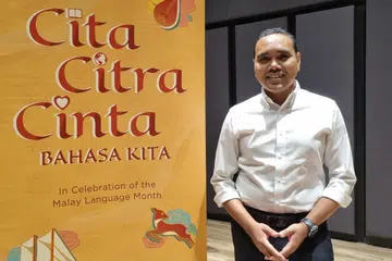 MEMPROMOSI CINTA BAHASA: Anggota Parlimen GRC Choa Chu Kang, Encik Zhulkarnain Abdul Rahim, menjadi pengerusi Jawatankuasa Bulan Bahasa, untuk menggerakkan inisiatif dan program baru bagi melestarikan bahasa ibunda. 