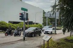 Polis dan Pasukan Pertahanan Awam Singapura (SCDF) berkata mereka menerima panggilan meminta bantuan berhampiran persimpangan Orchard Road dan Buyong Road pada sekitar 3 pagi, 2 Julai.