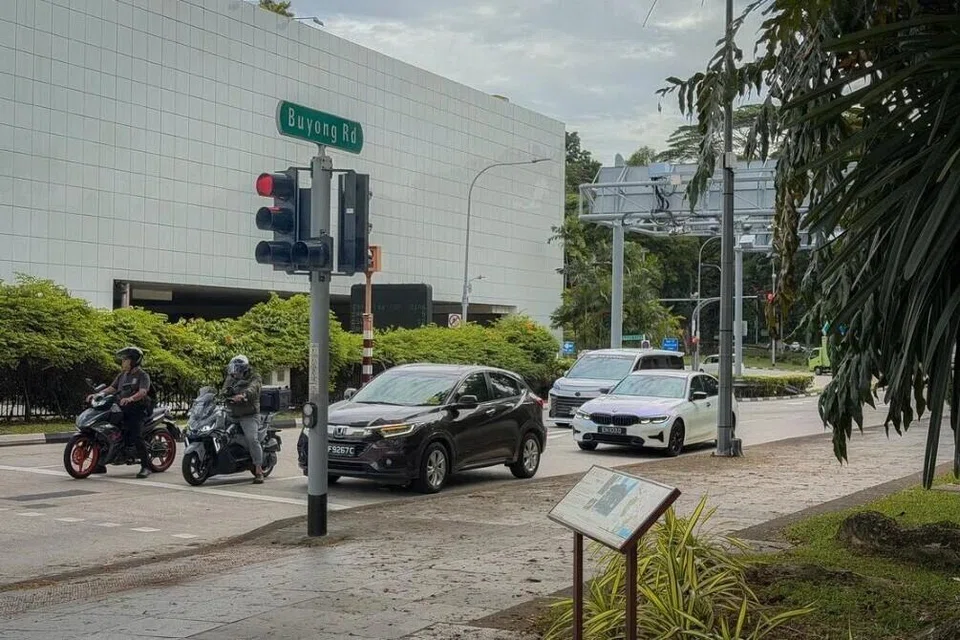 Polis dan Pasukan Pertahanan Awam Singapura (SCDF) berkata mereka menerima panggilan meminta bantuan berhampiran persimpangan Orchard Road dan Buyong Road pada sekitar 3 pagi, 2 Julai.