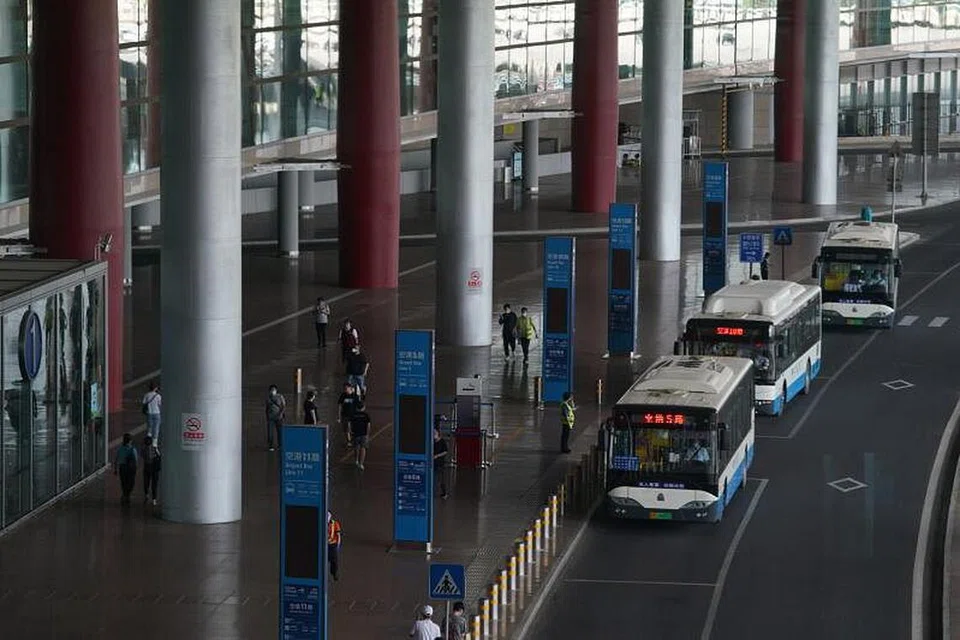 Orang ramai memakai pelitup di Lapangan Terbang Antarabangsa Ibu Kota Beijing di China. Dua pertiga penerbangan telah dibatalkan di Beijing. - Foto EPA