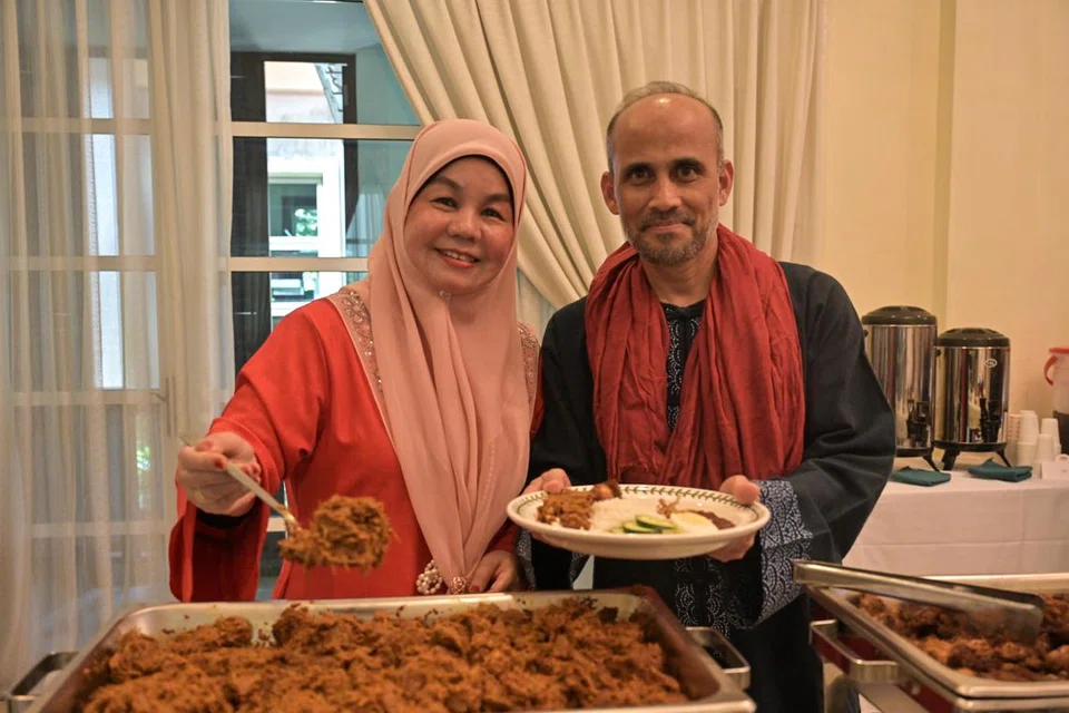 Datuk Dr. Azfar Mohamad Mustafar dan isteri Datin Che Norhayati Soib, menghidangkan nasi lemak dengan rendang daging yang telah dimasak sendiri khas buat para tetamu.