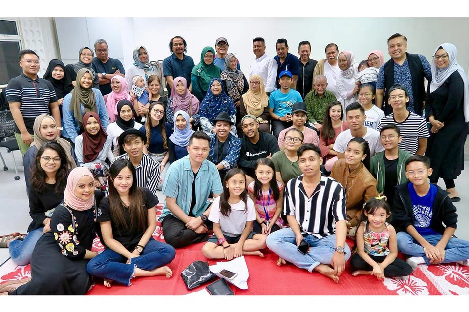 BERSATU: Anggota lama dan baru dari unit tarian dan drama, bergambar ramai selepas sesi Mesyuarat Agung Tahunan 2018 baru-baru ini. - Foto SRIWANA