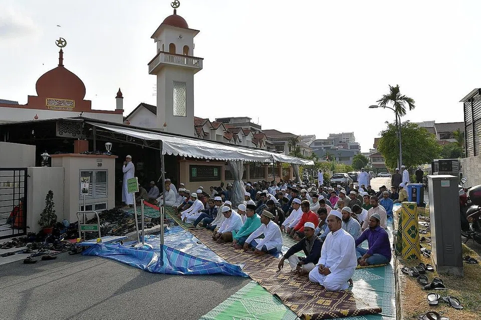 BUAT PENYESUAIAN: Dengan langkah menutup semua kegiatan masjid di Singapura sejak 13 Mac dan tarikh membuka semula belum dipastikan, tentunya memberi impak kepada masyarakat Islam dalam mengharungi Ramadan yang kian dekat. - Foto fail