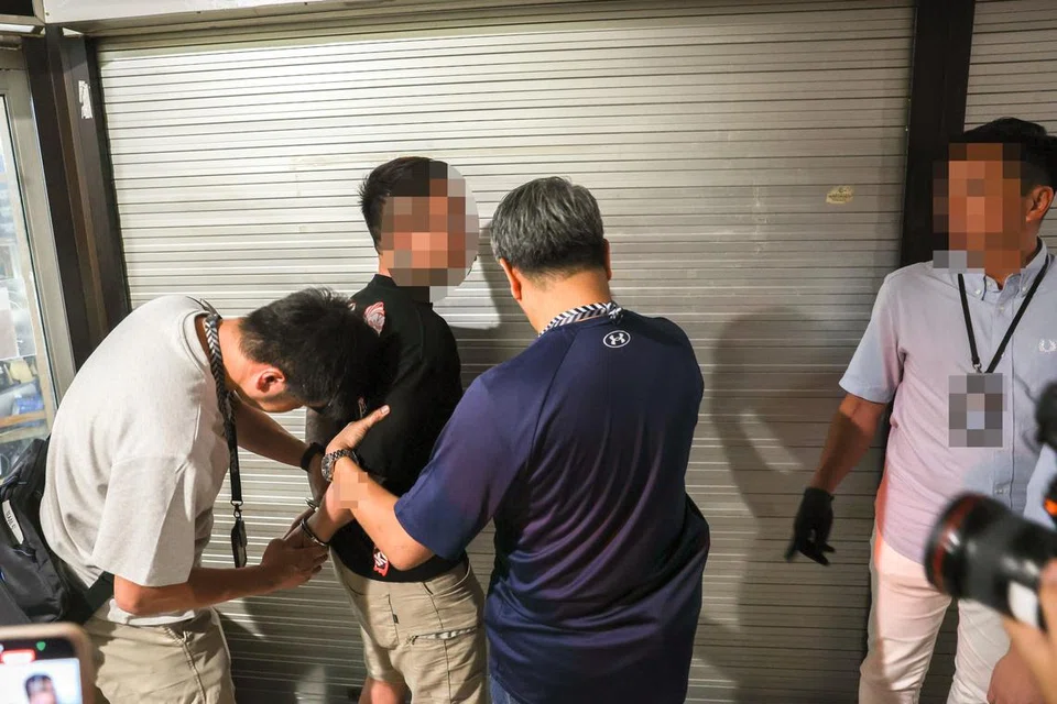 Hampir 100 individu diperiksa di 18 premis hiburan awam di kawasan Rochor Canal Road dan Little India semasa satu operasi penguatkuasaan SPF pada awal pagi  12 September. 