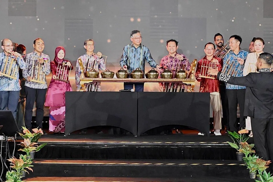 ACARA PERASMIAN: Timbalan Perdana Menteri merangkap Menteri Perdagangan dan Perusahaan, Encik Gan Kim Yong (tengah), bermain gamelan untuk merasmikan penyalaan lampu Hari Raya di sekitar kawasan Geylang Serai pada 14 Februari. 