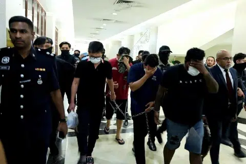 Enam tertuduh termasuk seorang polis berpangkat Deputi Superintenden didakwa mengacukan pistol dan melakukan rompakan berkumpulan di Mahkamah Sesyen Kuala Lumpur, pada 16 April.