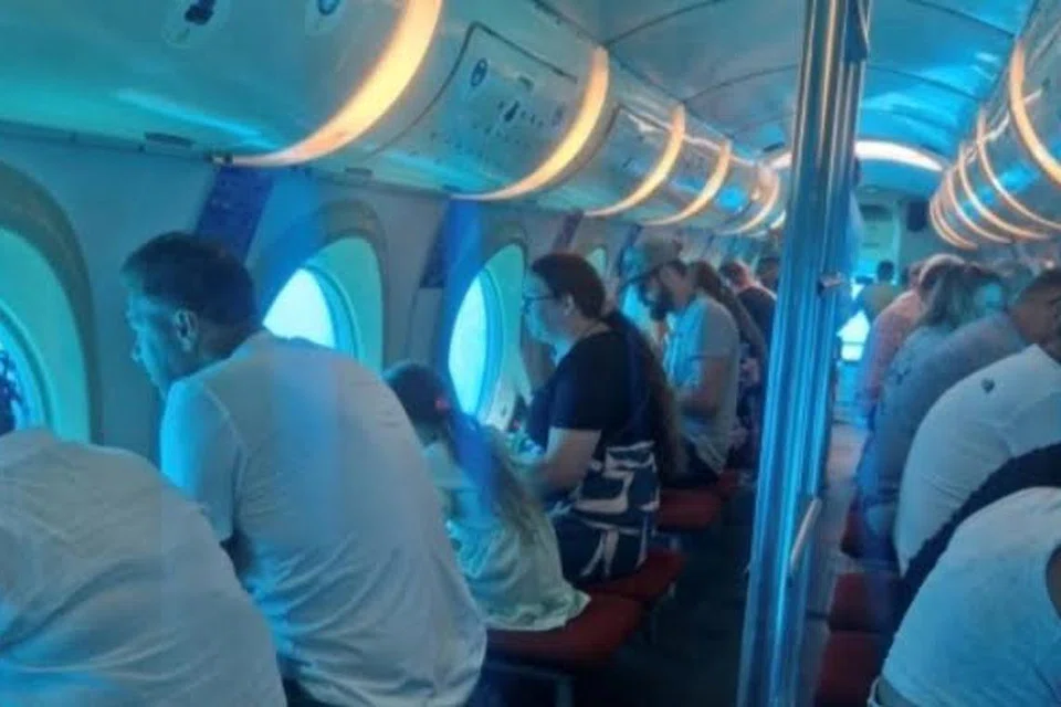 Gambar fail menunjukkan para penumpang kapal selam rekreasi Sinbad menikmati pemandangan dasar laut termasak terumbu karang di perairan Hurghada, Mesir.